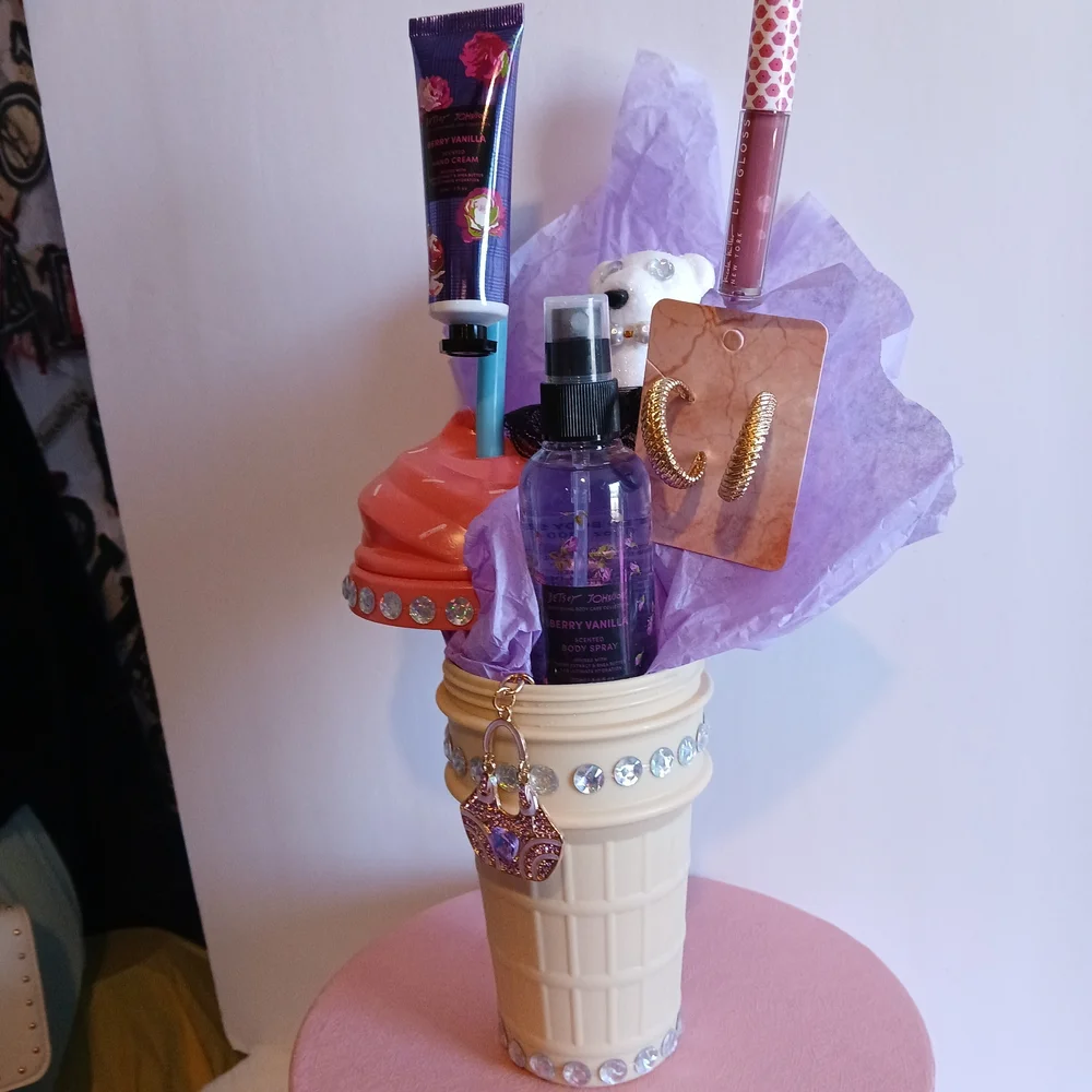 Ice Cream Cone Nicole Miller, Betsey J Celebration Concept/Gift Set